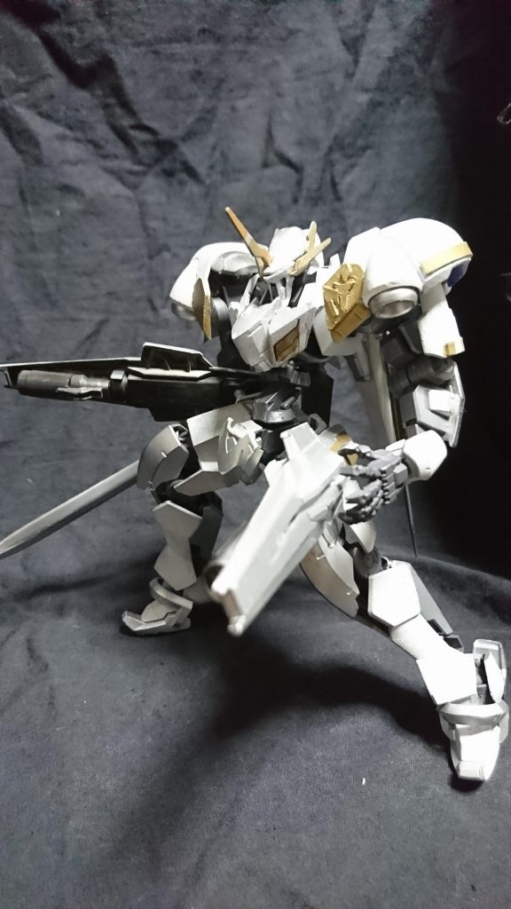 スラスターミサイル
スラスターとして使われているが奥の手でミサイルを撃ち出す補助武装
ミサイルポットは交換しやすい構造になっているため整備性がよくフレアやスモーク弾など弾頭の種類が豊富である

アイゼンブルート家初代当主
フレーズヴェルクの最初のパイロット、好戦的で血の気が多い部下を鼓舞し戦線にて常に先頭に切り込みMAを数多く撃破してきたその功績により七星勲章を与えられ「破壊王」と呼ばれたそうだ

アイリス・アイゼンブルート
現在のアイゼンブルート家第9代目当主
性格は負けず嫌いで何事も決して諦めない心の持ち主、男装をしているが本人曰く「強く見せるため」であり式典などの時はドレスで出席している血筋のせいか怒ると手がつけられなくなり、戦闘時も時折乱暴になる一面も年の離れた妹がいる