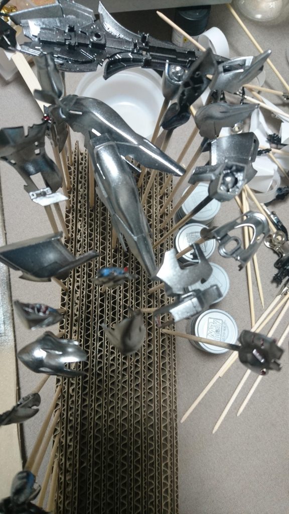 黒ののち、ラフシルバーを吹いていきます。
内部パーツは更にガンクロームを。