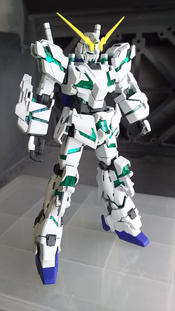 光の反射でサイコフレームが輝きます(たぶん)