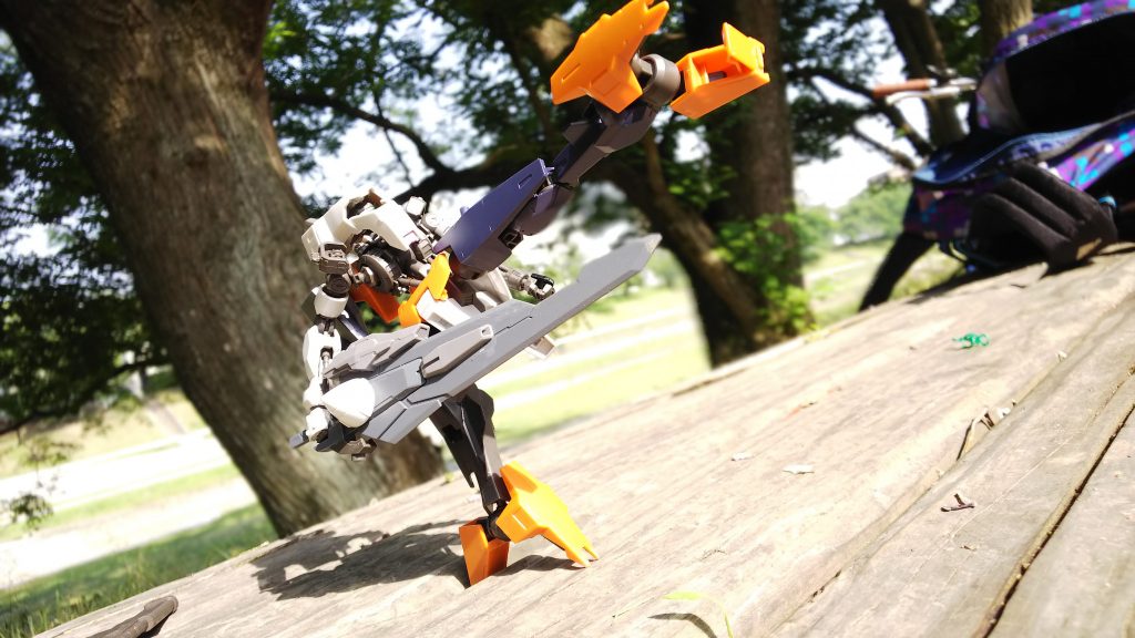 ボティスが所持していた大剣(現状名称不明)
発掘した際のボティスが所持していた大剣。柄の部分に巨大な装置が着いており、その部分が作用してか操作中に大剣を使用すると不具合が起こるようになっている。(右手で持つと右手が動かなくなる)
 そのため使用する際は左脚で対象を掴み、大剣に当てる形で攻撃に用いる。
ボティスは厄祭戦当時のデータが何故か残っておらず、現状どのような姿だったか・この大剣が元々どのような性能だったかが全く分かっていない。パイロットの元兵士は自分の目的を果たすため、ボティスのデータを探すこととなる。