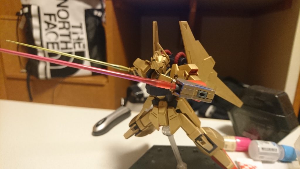 腕にはビームサーベルを装備しており、トンファーのように使用できる