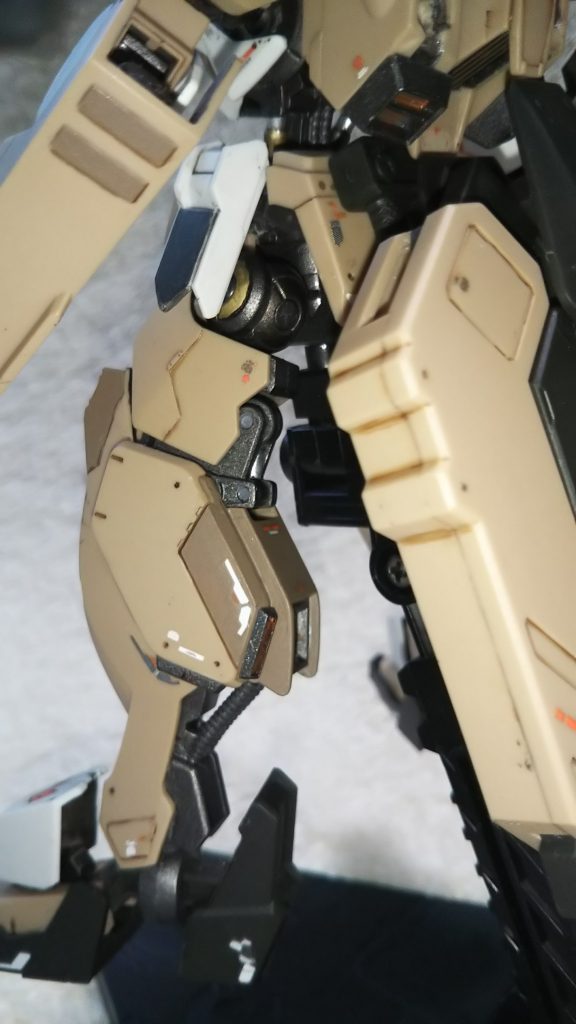 細かなところにもスラスターを追加しました。鉄血のモビルスーツは元々スラスター等が少ないので、ちょっとしたアクセントにもなります。