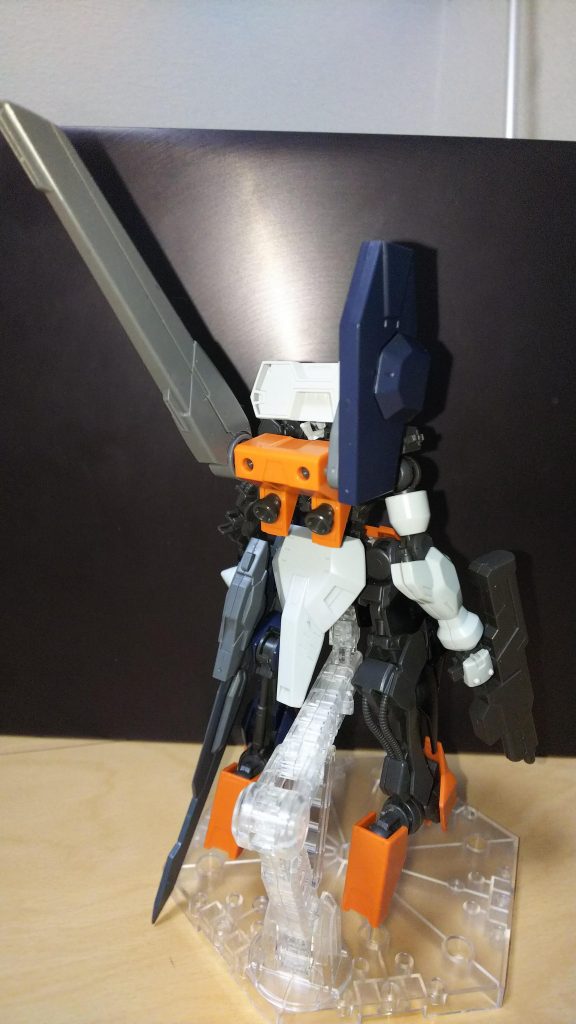 機体各部にはスラスターがあるが、殆どまともに機能していないため、バックパックのユーゴーのスラスター2基と増設したスタビライザーを使用する。
 ただし、このスタビライザーは推進剤を能動的に送れないため、推進剤を溜め込み断続的に噴射して推進力としている。
(元兵士曰く、「背中に爆弾を背負い込んでる感じ・爆発で吹っ飛ぶ様な操縦性」)
また、ユーゴーの大腿部に備えていたアンカーをバックパックに移植し、移動や捕獲・攻撃等 運用の幅を広げさせている。