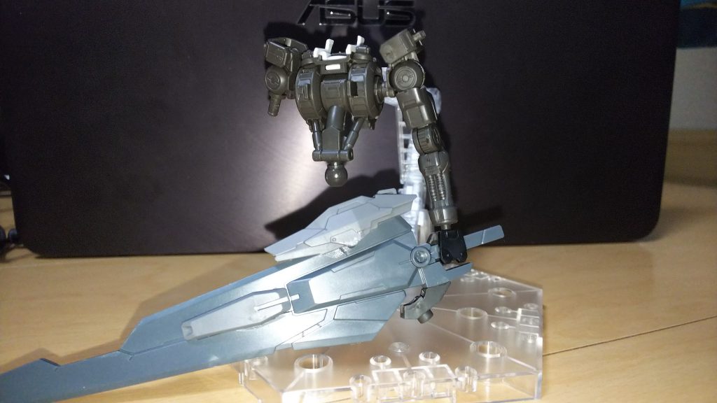 発掘した際は、ツインリアクターを搭載した胸部と左腕、所持していた大剣のみだった。
 元兵士が占獲したユーゴーを元に、何とか五体満足のモビルスーツにしているため、機動性・パワー・スピード全てにおいて壊滅的な性能になっている。
(鉄血1期1話のバルバトス以下)
しかし、元兵士の操縦テクニック(通常のインターフェース)で海賊程度なら優位に立ち回っている。