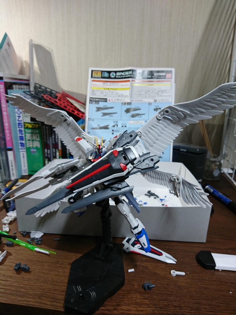 バインダーシールドを構えて。
バインダーは四基のドラグーンとして使用可能かつ、バインダーガンに接続してバレルにもなる。