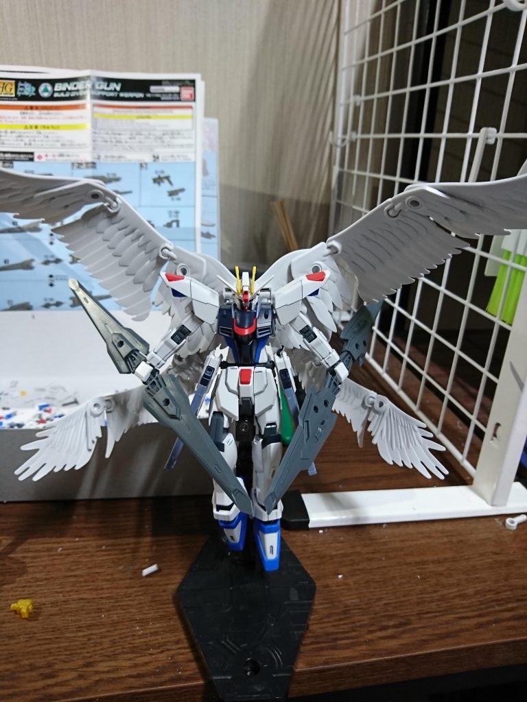 シールドとバインダーガンをパージし、バインダージャベリンに組み換えた中距離モード。
ジャベリン先端からビームマシンガンを撃つことが可能。