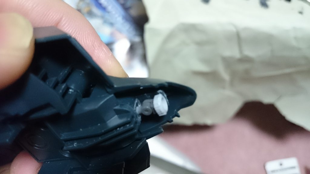 胸部モノアイ
MSGのダブルジョイントにビルダーズパーツのサイレントレンズ緑を接着しました
内部に余ったRGのリアルスティックデカールを貼ったことにより光を反射するように出来ました