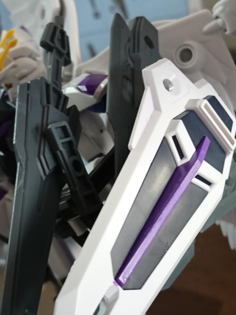 塗装後。
今回塗ったのはシールド、肩、フンドシ、アゴ、胴体、アンテナの一部。
特にシールドは上手く塗れたんじゃないかと自画自賛。