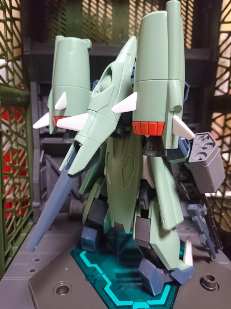 背面
カリドゥス複合砲のカバーを取り外し、取り回し重視に。
テールスタビライザーを追加して機動力を微量に上げています(*´-`)