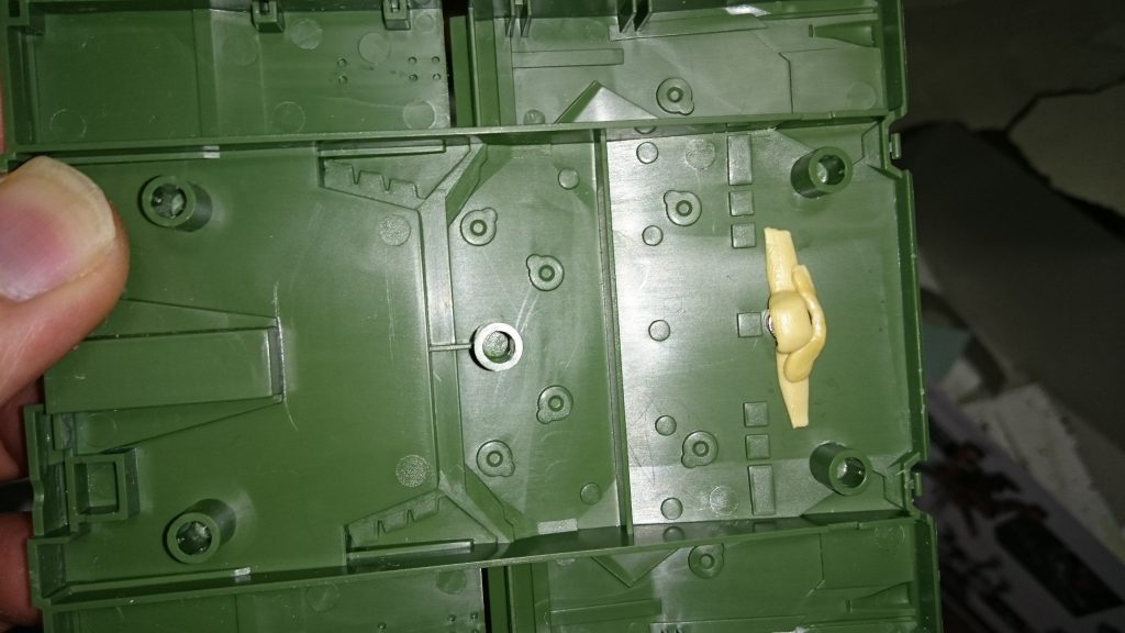 底面に3mm穴を開口し
内部からポリキャップをパテで固定しました