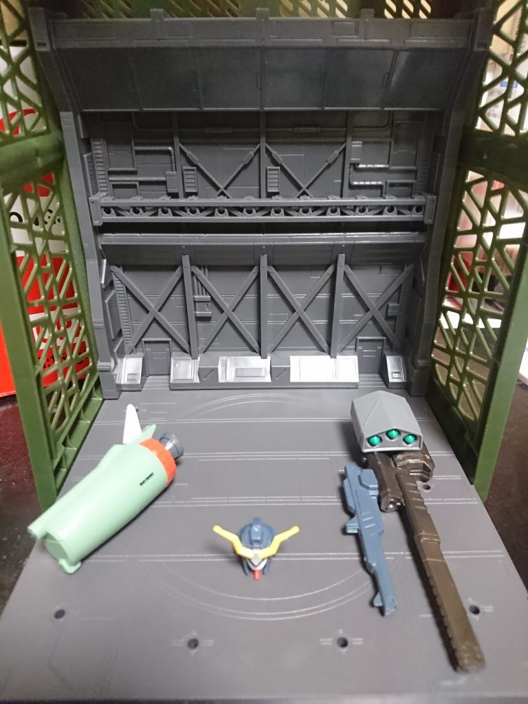 改良型を加えた部分ですね(゜ー゜)
機動兵装ポッドの羽を二枚にして、腕の稼働範囲を拡大

新規武装として複合リニアライフルを持たせてみました(^-^)