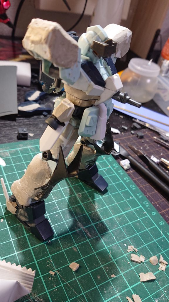 ジェガンの脚パーツを貼り付け、胸部にはミサイル迎撃装置を取り付け