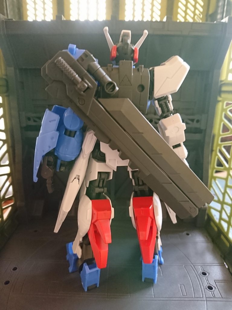 背面
配色的にもムーンガンダムに通ずる意匠が…無くないですか?(゜ー゜)
作品全く関係ないけど(^^;