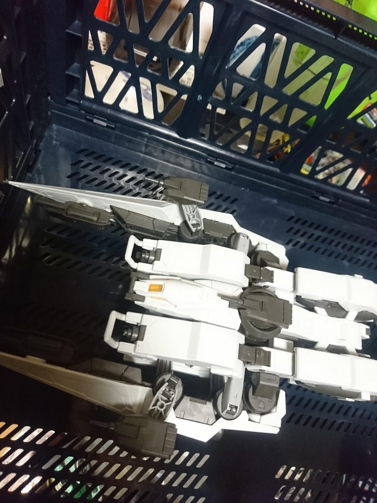 分類は輸送機とのことなのですが、私のはオリジナルで小型の滑空砲をアームに装備してみました(*´∀`)♪
それからツメ？部分の可動域を利用した展開型の重機関砲を取り付けてみました(゜ー゜)