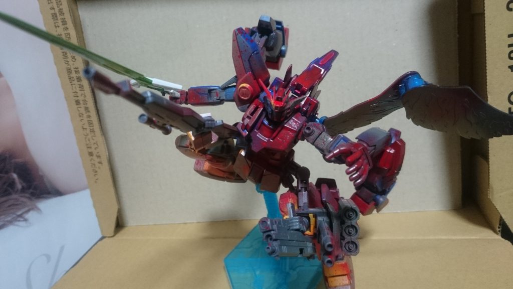 腰部のライフルを連射しながら敵陣へ吶喊するポージング。割と映える