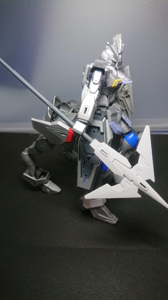 横から
後ろはガイアガンダムを使っています。肩のパーツがポロポロ落ちます