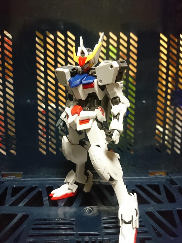 ## ASW-G-5 ガンダムマルバス
ソロモン72柱のうち五番目の悪魔マルバスに由来する機体。バルバトスと同じく01系のフレームを用いられており、バルバトスに通じる部分も多い。独自のリアクターを三基持っており、固有周波を操作出来る。また、背面の機器はエイハブウェーブに呼応する事でその周波を持ったMSなどを強制的に機能停止させることが出来る。
停止させることが出来るのは機動後最初に戦闘などで出会った機体の固有周波で決まり、例えばそれがグレイズ系であればグレイズ系の機体が否応なしに活動停止する。
しかし、エイハブウェーブの周波を偽造した機体やガンダムフレームなど固有の機体と出会った場合は効果は期待できない他、ある程度の範囲が存在しており範囲外の機体は影響を受けない。