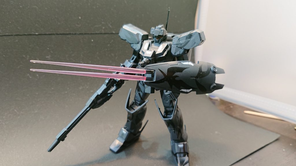 シールドに二連装ビームサーベル