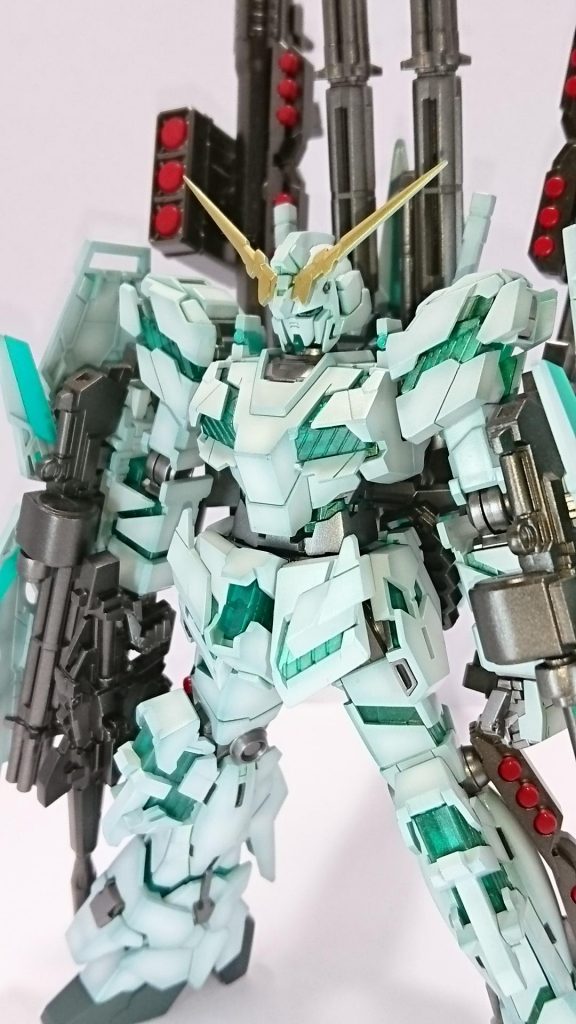 武器類はメタリック塗装してます。