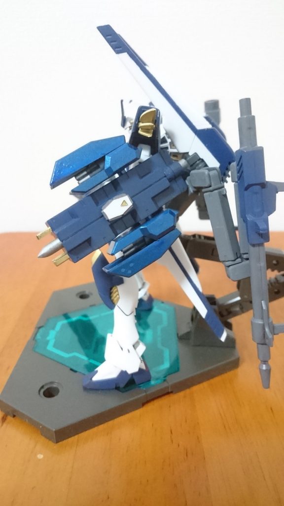 ガンダムアスタロト月鋼装備のパイルバンカーシールドにガトリングガン×2
ビームシールドを取り付け