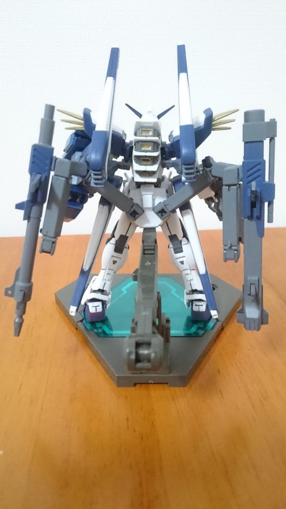 バックパック、腰部にヴェスバー×4
腰部からバスターガンダムの350mmガンランチャーと94mm高エネルギー収束火線ライフル