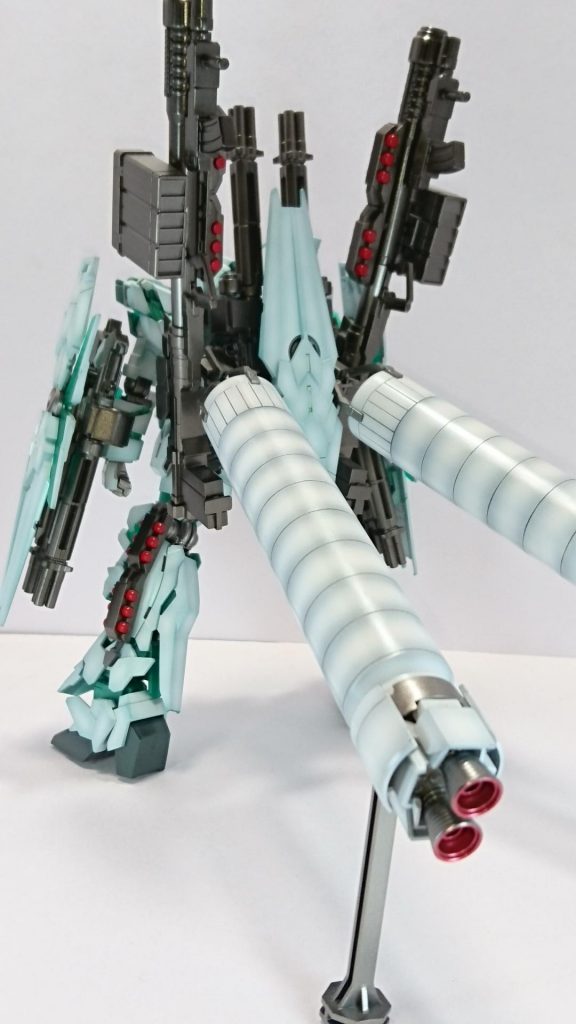 プロペラントタンクは本体との対比で黒立ち上げのホワイトの上からパール塗装です。