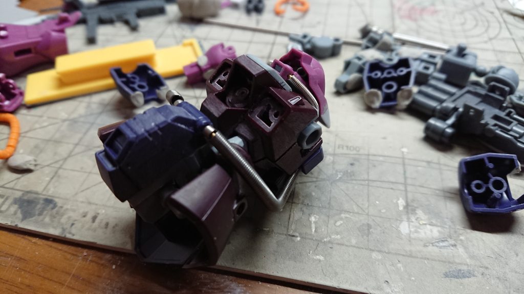 腰のパイプは一本の真鍮線をぐるりと通した後にスプリングを分けて巻きました。胸のダクトはモールド入りのプラ板を貼っています