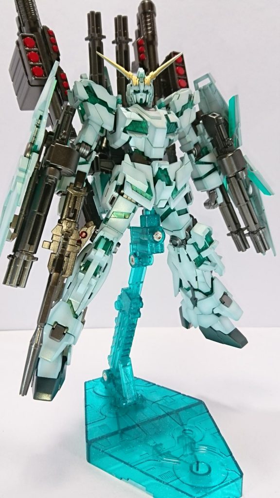 サイコフレーム自体はクリアパーツを活かしてクリアグリーンで塗装した後にグリーンパールを吹いてます。