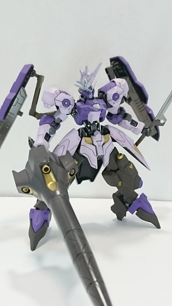 ランスは塗りわけ部にスジ彫りがなく、彫り直しも大変なのでゴールド部はエナメル塗料を吹き付けてはみ出た部分を拭き取ってます。