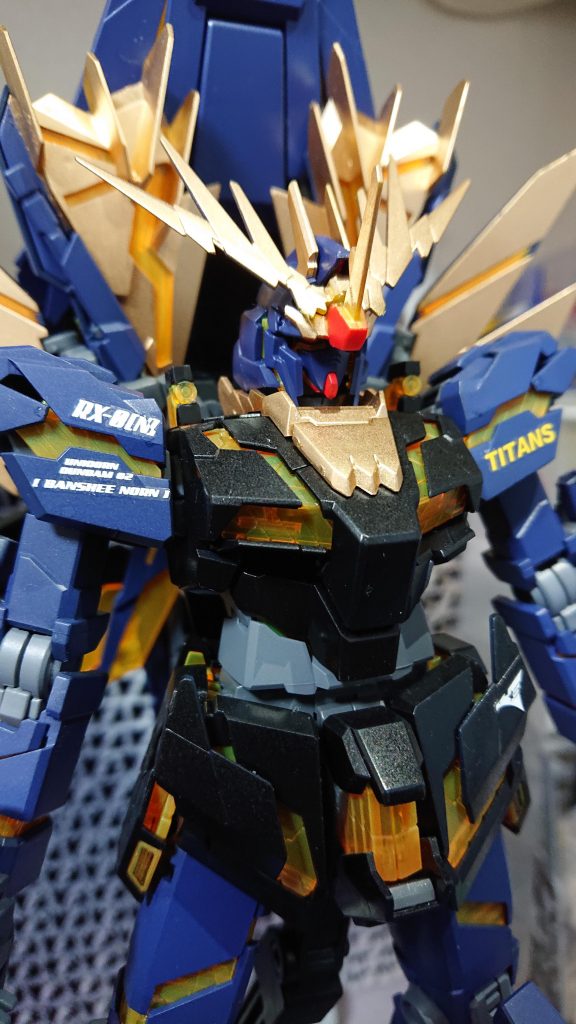 右肩のデカールをミスりました