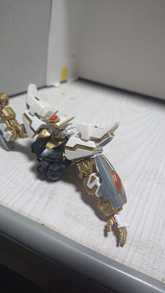 肩、腕、アンテナ

肩はアストレイのアーマーをさよならφ(〃 ・・)ﾉ　゜　ﾎﾟｲｯ
スターゲイザーのアーマーが上手く入ったため、これに変更。さらに、ルナゲイザーの肩アーマーの凸部分、つま先部分をつけ、腕にスターゲイザーのもの。
アンテナにはルナゲイザーのものを採用

スターゲイザーっぽくなく、和風っぽくなった原因
肩を縦に盛ったため？