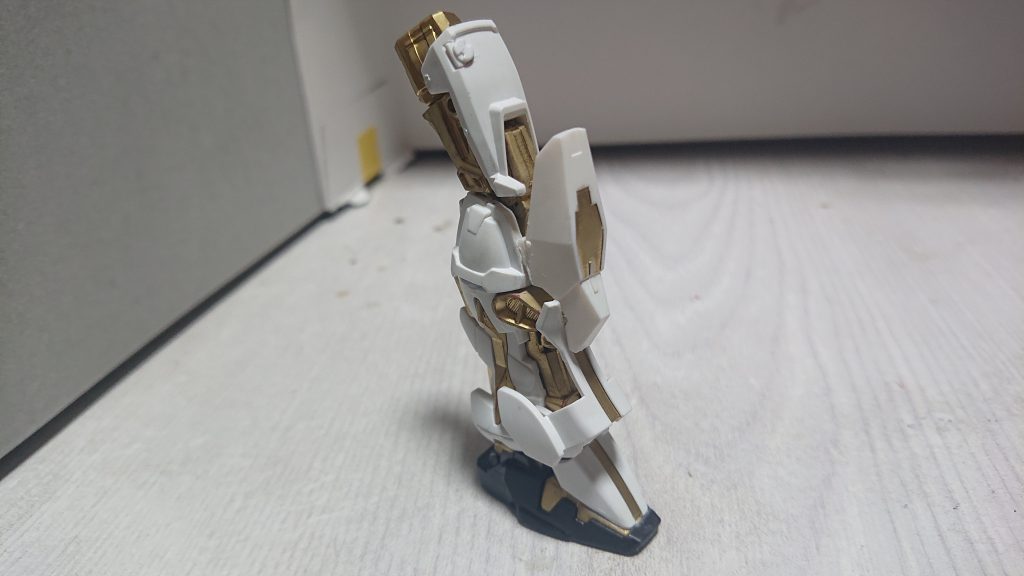 膝、つま先

膝はスターゲイザーのものを切断、ルナゲイザーの膝あてと合体！！
これが上手くいったんすよーY(＞＜。)Y

つま先にはスターゲイザーの物を採用
なんと、可動に干渉しないという驚き桃の木٩(ŏ﹏ŏ、)۶

にしても、金の主張の癖ぇ！！