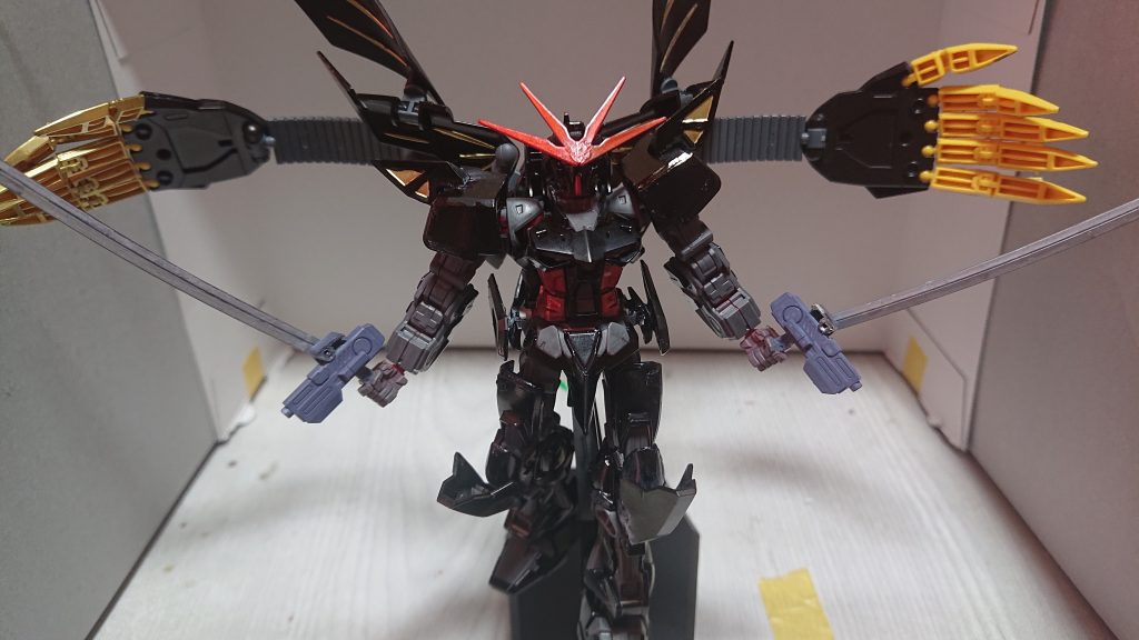 ヴォワチュールリュミエール~黒天~
スターゲイザーアストレイに搭載されているものと同タイプ
しかし、形は異形そのもの
手の甲の、形をしているのは別天神
独立に可動し、防御、攻撃に用いられる
無理矢理感なぁ(*'へ'*)