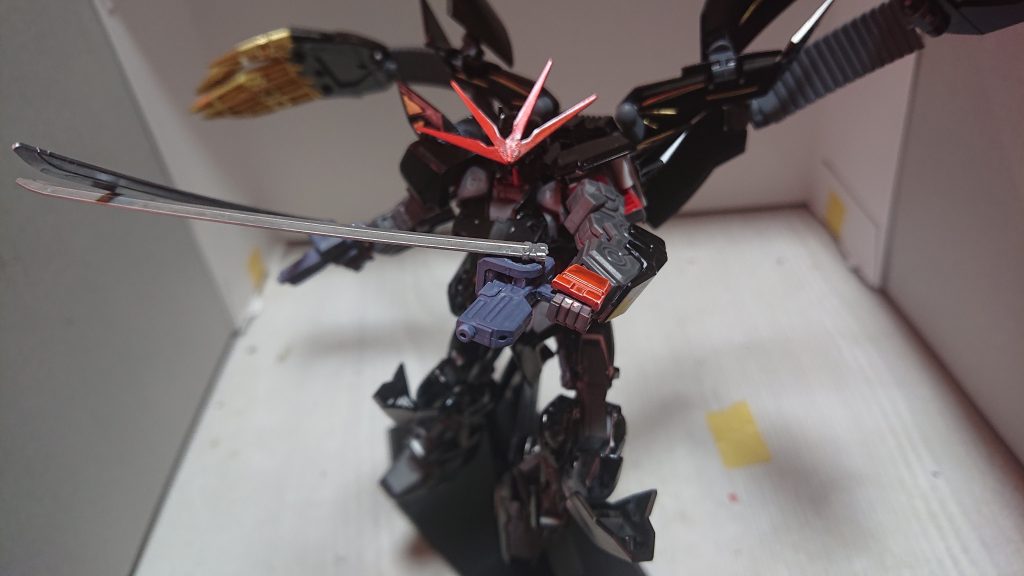 ソードピストルはアストレイの剣パーツを切断、ノワールのピストルに接着、腰にマウント可能
本体は肩はアストレイのままノワールの肩パーツを接着
膝にジ・エンドの膝パーツを接着
この機体はそこまでいじってないわ