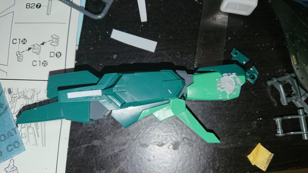 ## 制作途中1
サイドアーマーの部分はパテで埋めて、脚横の翼が付いていた部分はプラ板で塞ぎました。