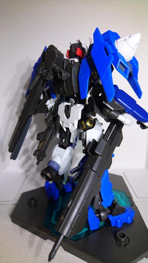 【武装一覧】
GNバスタードチョッパー×1
アスタロト専用ライフル×1
デモリッションダガー×1
ビームサーベル×2
HGBC等のキットとの互換を考慮し、ガンダムアスタロトの腰パーツを使用しています。
但しそのままではサイドアーマー装備で脚の可動域が低下するため、ノーネイムライフルに用いられるジョイントを駆使して武器の懸架、及び可動域を確保しています。