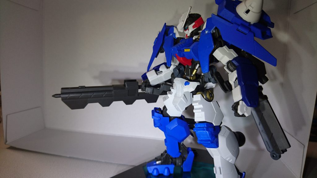 【GNバスタードチョッパー】
本ガンプラにおけるメイン武装。
デモリッションナイフとの合体機構は廃止し、片手で取り扱うことが出来るように改良した。
火薬式ダインスレイヴの発射機能も搭載されているが、原典と異なり合体機構を廃止した為に命中率は低く、専ら牽制用に放つことが多い。