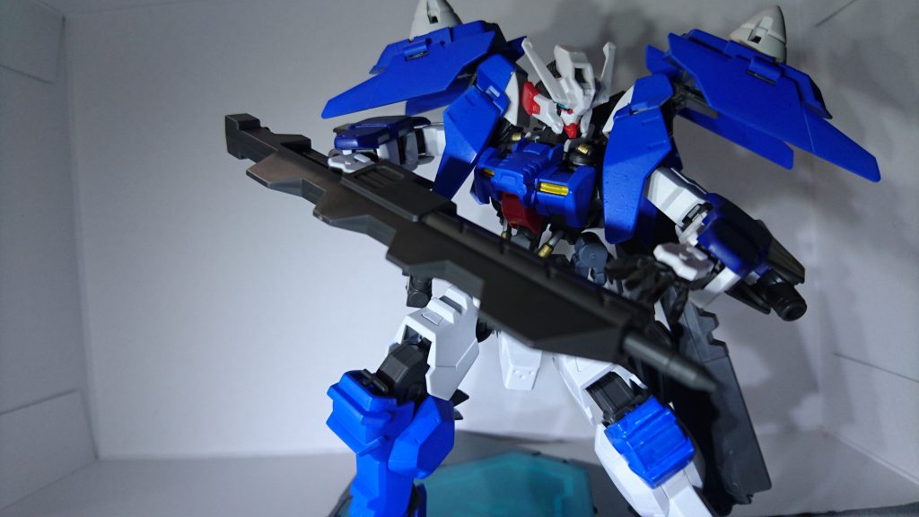 【エネルギー源】
本機には、ダブルオーガンダム同様にツインGNドライヴが搭載されている。
ガンダム00、鉄血のオルフェンズ各作品でも万能の扱いを受けるGNドライヴとエイハブリアクターが同時搭載されている分、機体の出力自体は大幅に向上している。
しかし、それにより常時エネルギーの供給が激しく機体への負荷も大きく、結果として操作自体がままならないガンプラとなってしまった。