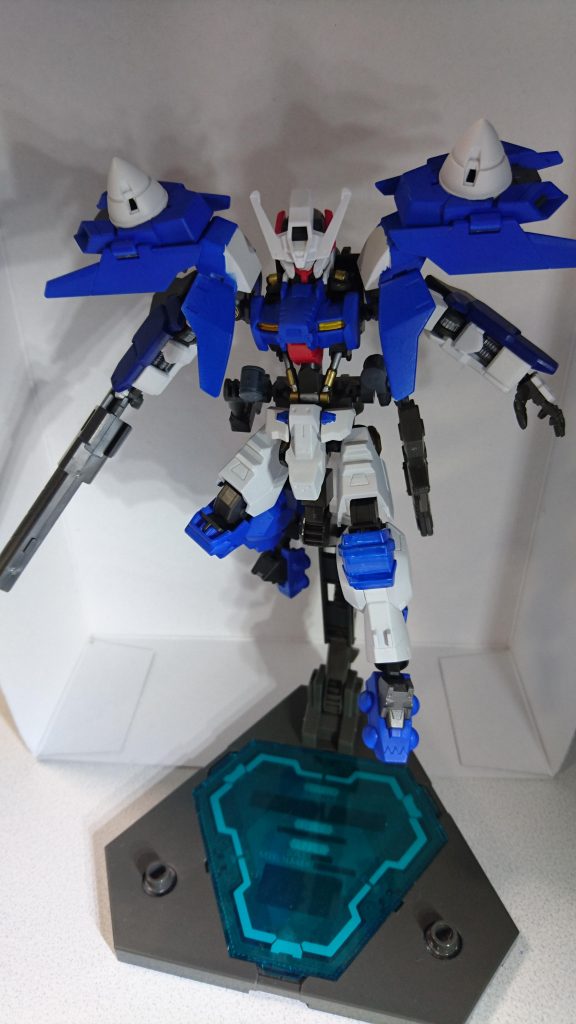 【GNモード】
この問題は、両肩のGNドライヴを疑似太陽炉に置き換える事で解決した。
外部出力による起動が必要になる疑似太陽炉に、エイハブリアクターの出力を加えることで任意で起動できるようにした。
その恩恵がこのGNモードである。
エイハブリアクターの出力の一部を疑似太陽炉に回すことで起動し、肩のGNドライヴが展開する。ガンダムフレーム全体にエネルギーを出力することによって機動性が向上する他、武装の一部がGN粒子を利用したものに置き換わる。
本来出しうるスペックを最大限に引き出すことが出来る本機能ではあるが、長期間の稼働は先述の問題点を再度掘り返し、暴走するリスクを孕んでいる。その為、一定時間の起動後は再度GNドライヴを停止しエネルギーを放出するクールタイムが必要となる。