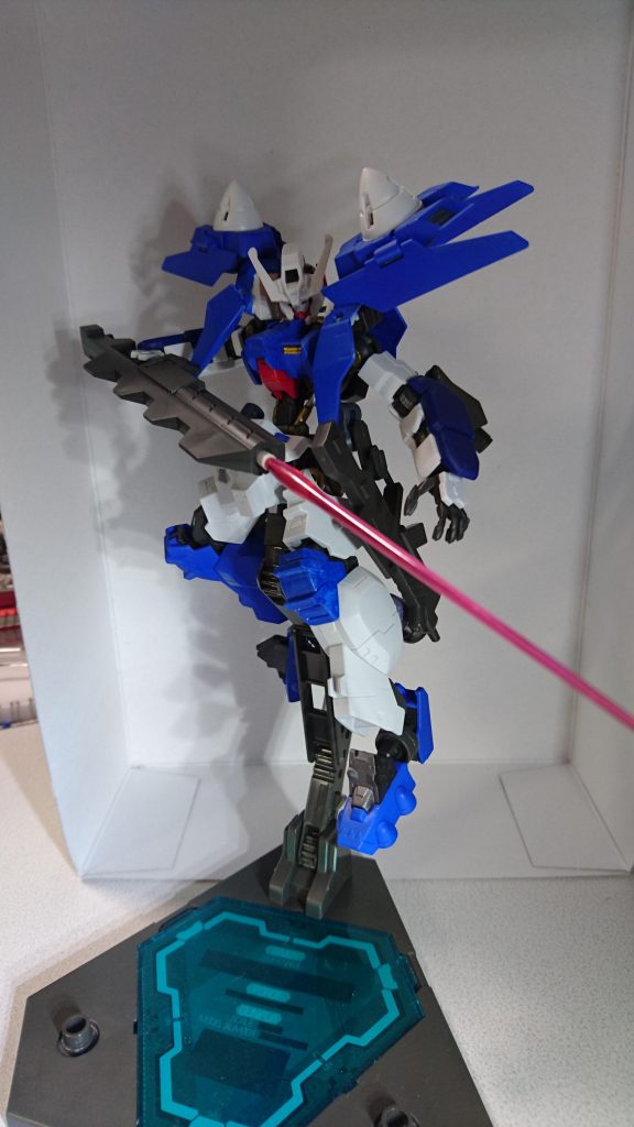 【武装(GNモード時)】
GNバスタードチョッパー(GNモード時)。
ダインスレイヴ発射口より、ビームサーベルの出力が可能となる。バスタードチョッパー自体の大きさも相俟って、最大出力時の刀身はアスタロトリナシメントの合体時の武器にも匹敵する。
アスタロトの特徴とも言える「大剣」の要素はこの形で引き継いでいる。