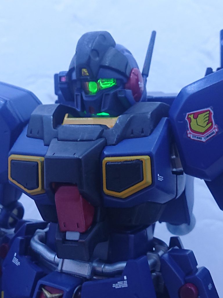 どことなくガンダムmarkⅡの意匠も入った頭部。