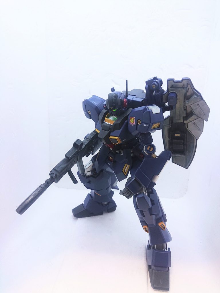 フレームはシルバーを缶スプレーで塗装。外装は筆塗りです。