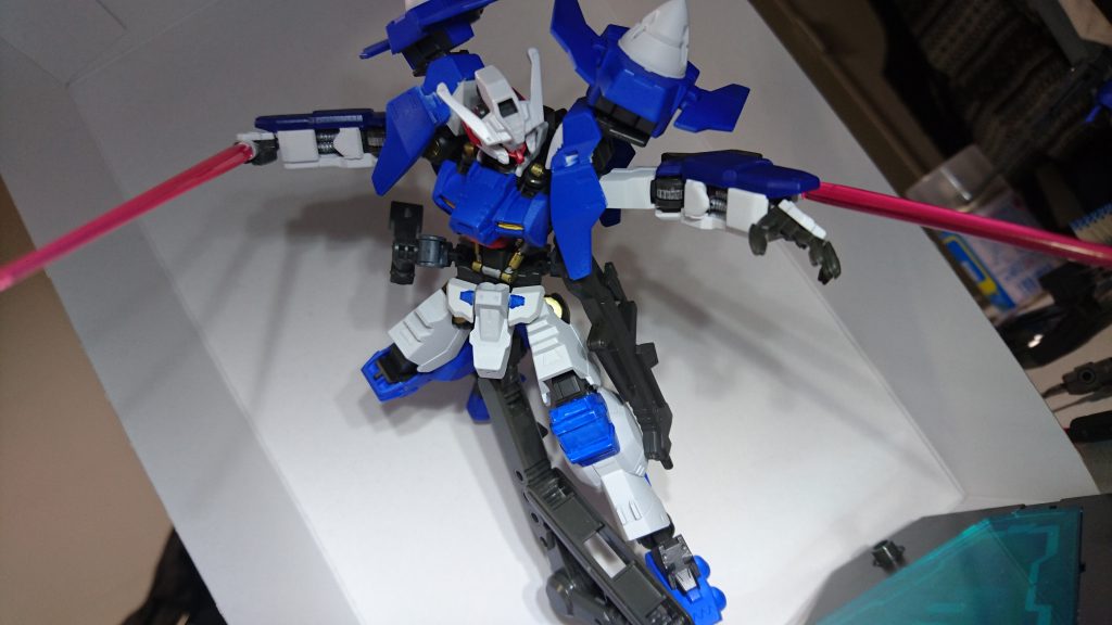 【GNビームサーベル(GNモード時)】
GNモード時にはガンダムフレームを通してエネルギーを全身に供給している為、腕を通してビームサーベルの出力に回し、GNビームサーベルへと変化する。単純な威力の強化の他、GN粒子も加わることでナノラミネートアーマーの貫通も可能。
腕のエネルギーも同時に回復するため、ビームトンファーとして使用した場合の使用可能時間が大幅に上昇する。