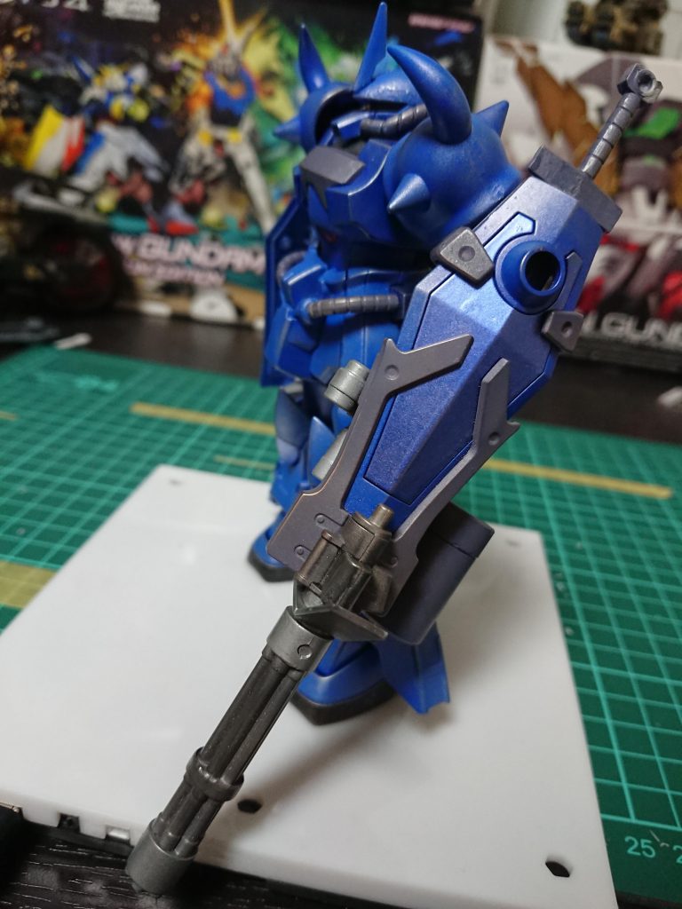 「しかし地上用ですか.....これノリス・パッカード大佐が使用していた機体にそっくりですね」
「彼はいいパイロットだった.....」
「ええ、彼がまだ生きていてこれが完成すればあの白い悪魔にも....」
「それよりお前も整理手伝え、まだあるんだからな」
「ええー、俺休暇もらってるんですよ？」
「知らん、ここに来たのが運の尽きだな」
「そんな～.....」