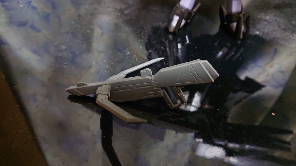 ライフルはHGフリーダムのレールガンをベースにして切って貼り付けてで作りました。