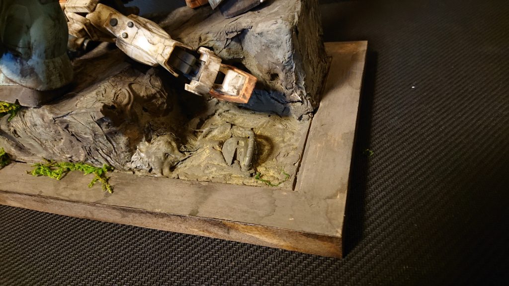 後ろにはザクの残骸が、、、。塗装は周りの地面とまとめてやりました(ザクも土台の一部と考え)