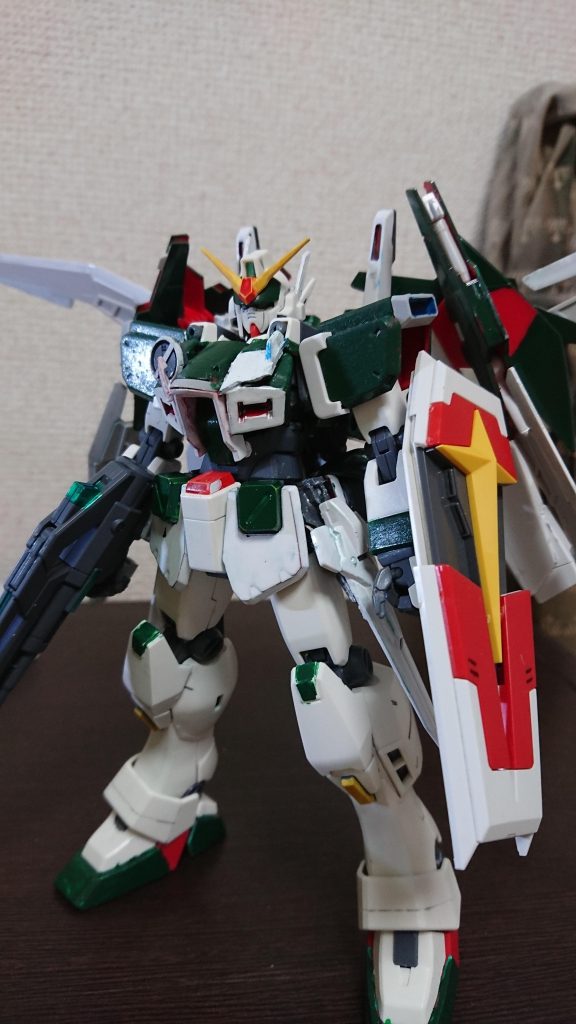 ガンダムのバランスの良さとウイングガンダムの機動性を併せ持つ。