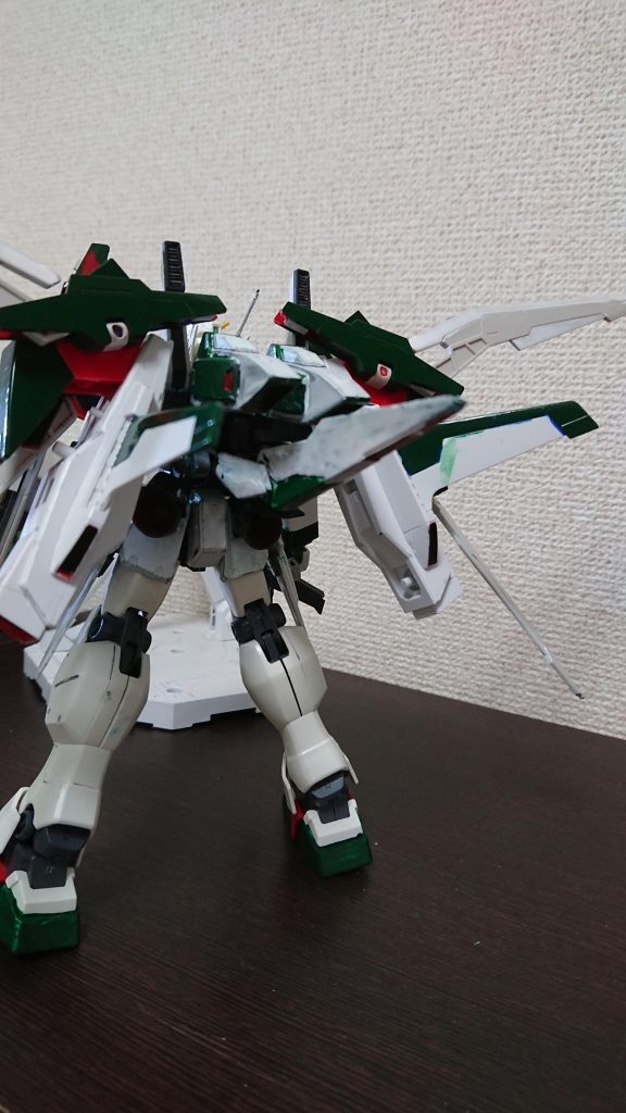 バーニアの数がすごい事になっている。燃料タンクは脚部にあるという設定。