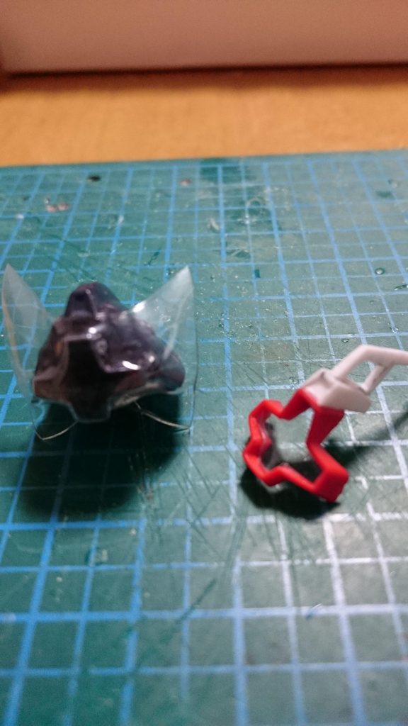 工作は一部のスジ彫り、一部プラ板工作、頭部内部メカ追加、モノアイシールドのヒートプレスのみ行ってます