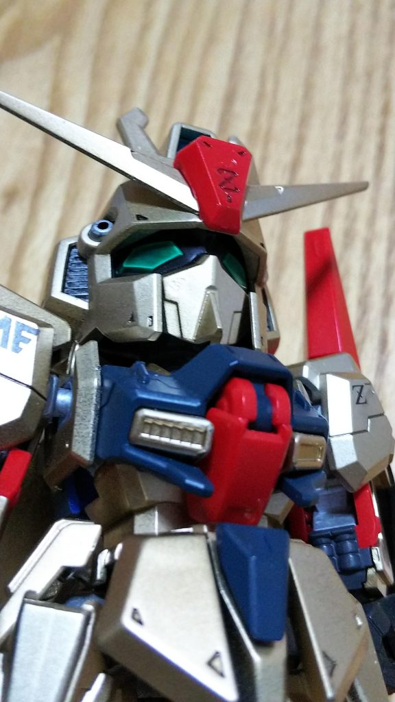 頭部センサーにはミラーフィニッシュシートを張りその上からクリアブルーで塗装した透明プラ板を張り付けています